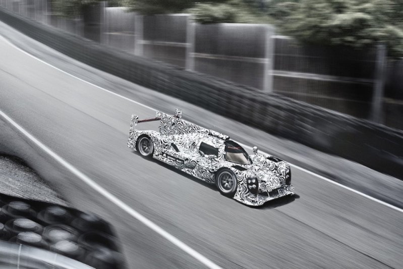 Камуфляж применяют не только для будущих серийных автомобилей. Летом 2013 года Porsche выкатила на трек замаскированный гоночный прототип LMP1 для участия в Чемпионате мира по гонкам на выносливость (WEC).