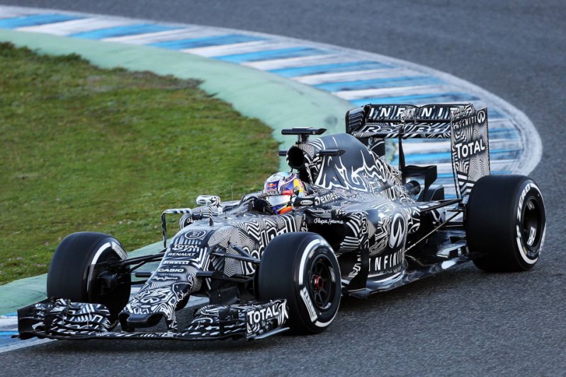 А в начале 2015-го команда Формулы-1 Red Bull Racing привезла на тесты болид RB11 в черно-белой маскировке. И стильно, и соперники особенности аэродинамики разглядеть не смогут.