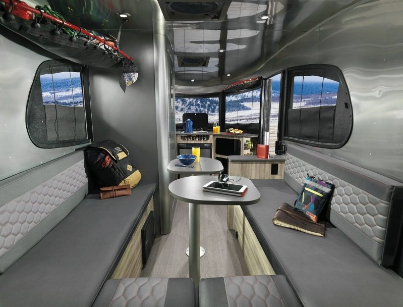 Новый модный прицеп-трейлер Airstream Basecamp