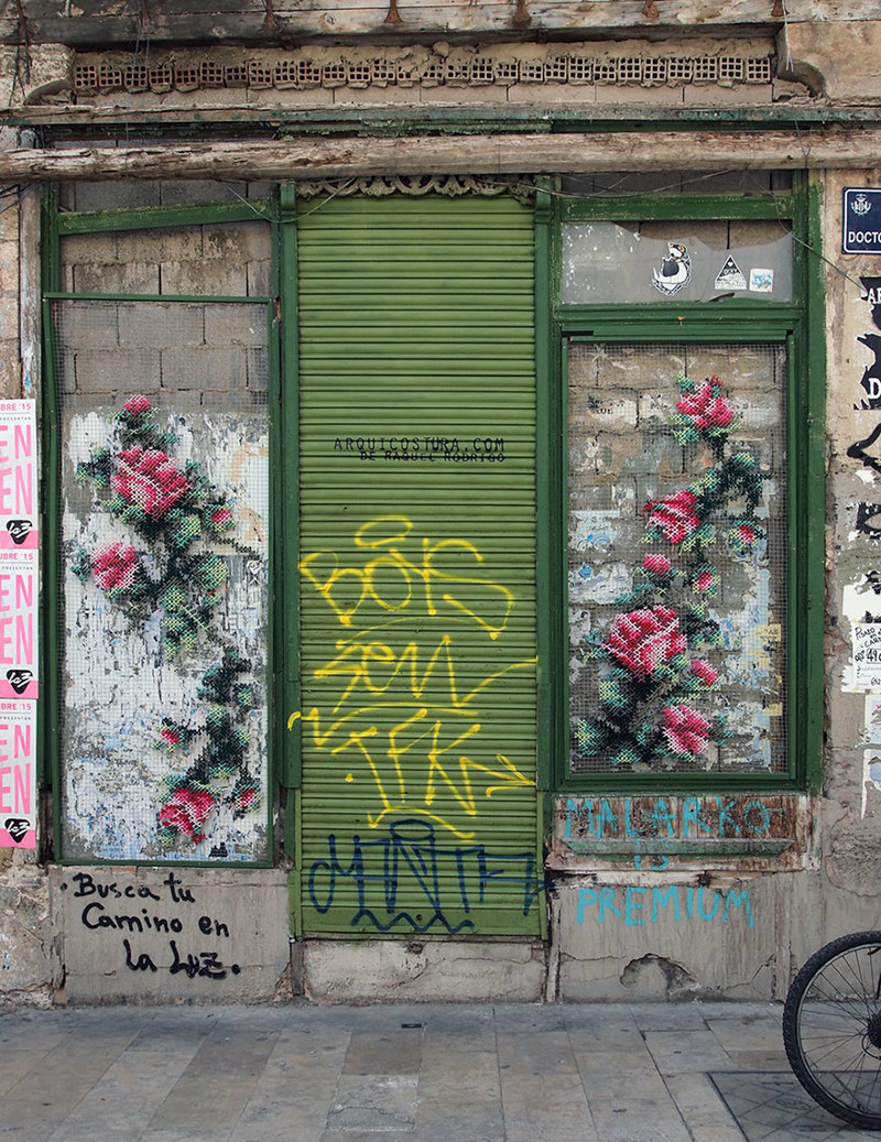 Городские цветы: художница украшает испанские улочки цветочной вышивкой