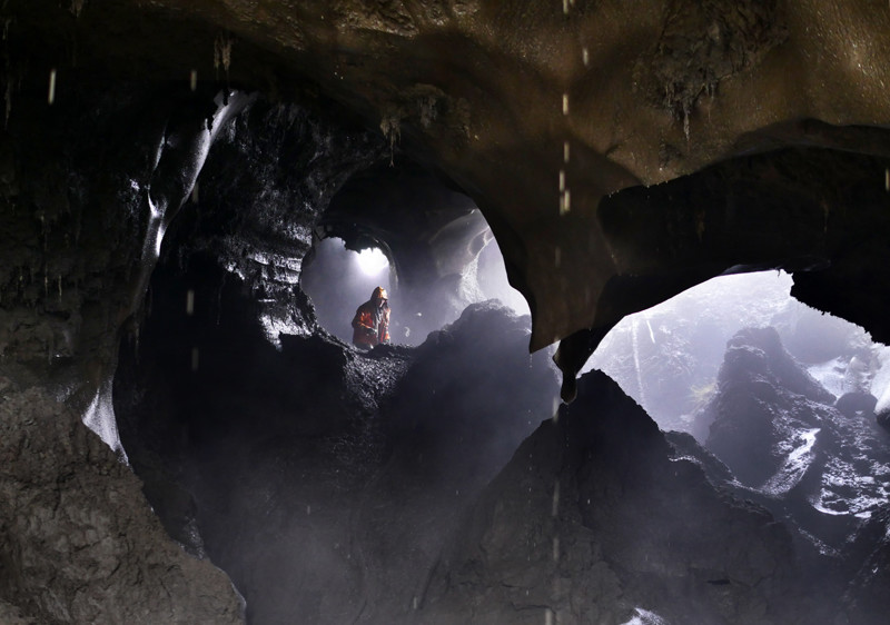 Некоторые старатели делают в вечной мерзлоте огромные пещеры.