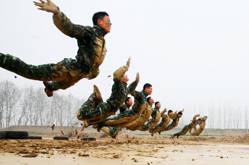 Тяжело в учении, легко в бою: 30 фотографий с тренировок китайских вооруженных сил