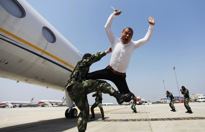 Тяжело в учении, легко в бою: 30 фотографий с тренировок китайских вооруженных сил