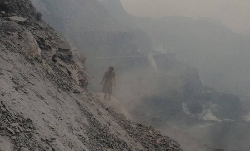 Индийский фотограф получил награду за снимки векового пожара на угольной шахте