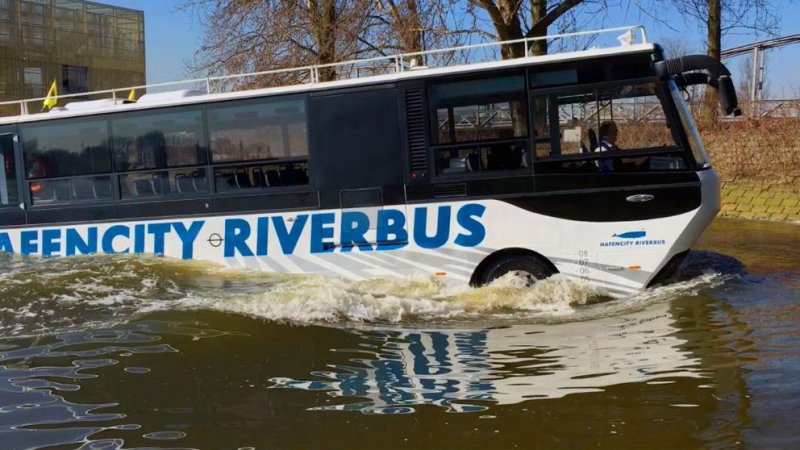 Плавающий экскурсионный автобус в Германии
