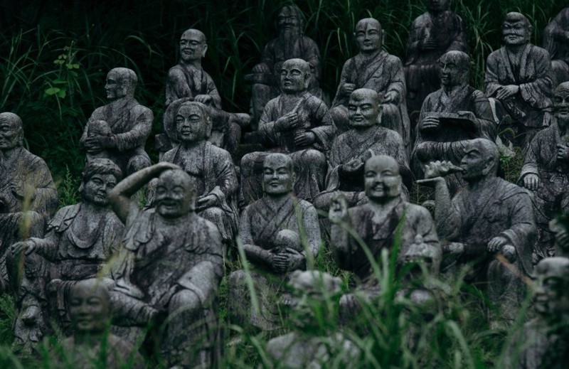 Парк статуй расположен в Осавано, префектура Тояма. Более 800 каменных статуй представляют собой буддийских божеств и приближенных основателя парка.  