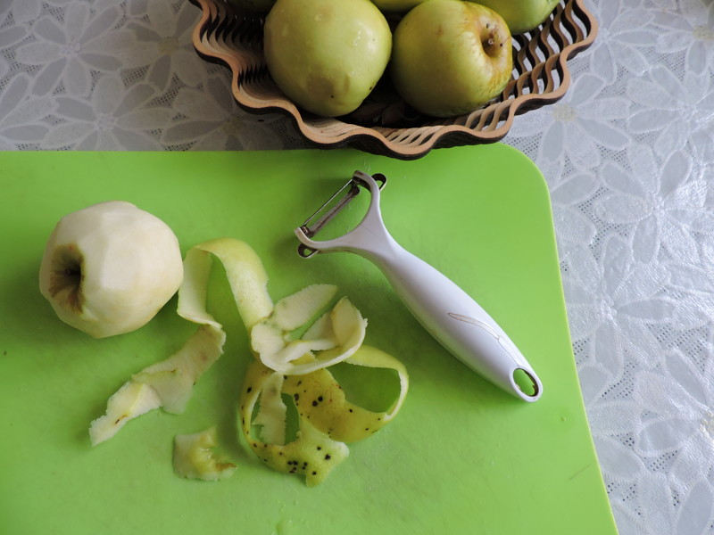 Яблоки очистить от кожуры и семян
