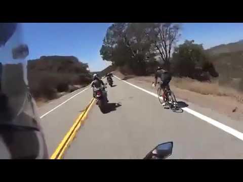 Велосипедист прикалывался над мотоциклистами 