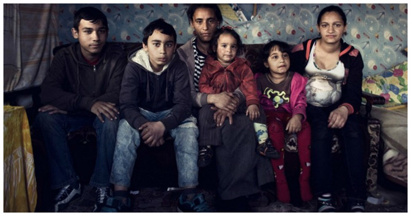 Флорика (в центре) и ее дети в их бараке на окраине города.