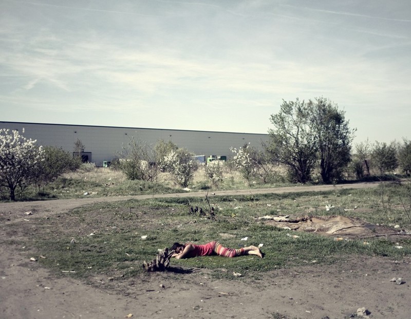 Цыганская женщина спит на земле.