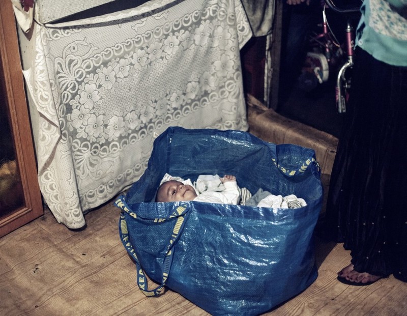 Цыганский младенец в сумке из Ikea.