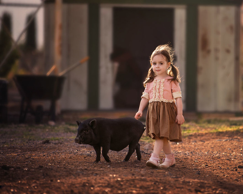 Фотограф создает очаровательные снимки своей дочери с разными животными