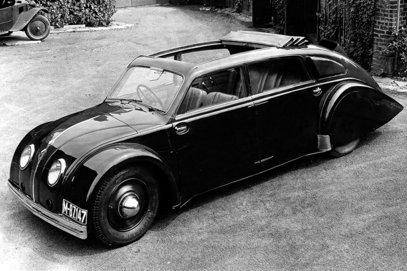 Самый большой фанклуб заднемоторной компоновки находился в Чехословакии. В 1934 году местная компания Tatra выпустила футуристичный для своего времени фастбэк 77 с трехлитровым V8, который находился в задней части кузова.