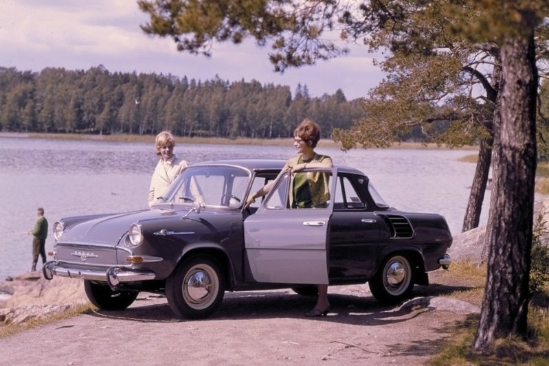Экспериментировала с заднемоторной компоновкой и другая автомобильная компания из Чехословакии – Skoda. Причем, весьма удачно: в 1964 году в продажу поступил компактный 4,2-метровый седан 1000 MB.