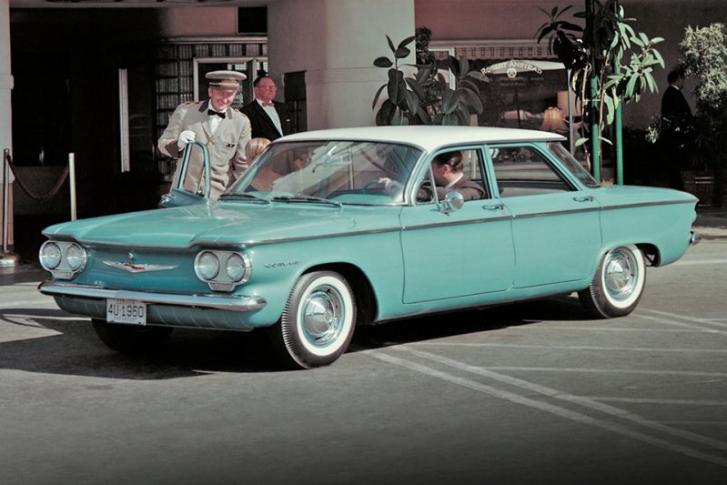 Еще одним американским седаном с мотором сзади был Chevrolet Corvair, который производился с 1960 по 1969 годы. Справедливости ради стоит отметить, что автомобиль выпускался в кузовах купе, кабриолет и универсал.