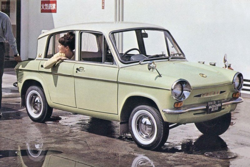В 1962 по 1964 год в Японии производился компактный седан Mazda Carol 600. «Компактный» – это даже сильно сказано, ведь его длина составляла 3,2 метра.