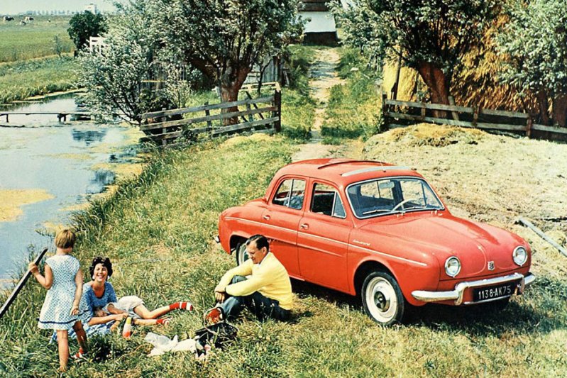 С 1956 по 1967 год компания Renault тоже производила заднемоторный седан – Dauphine. 