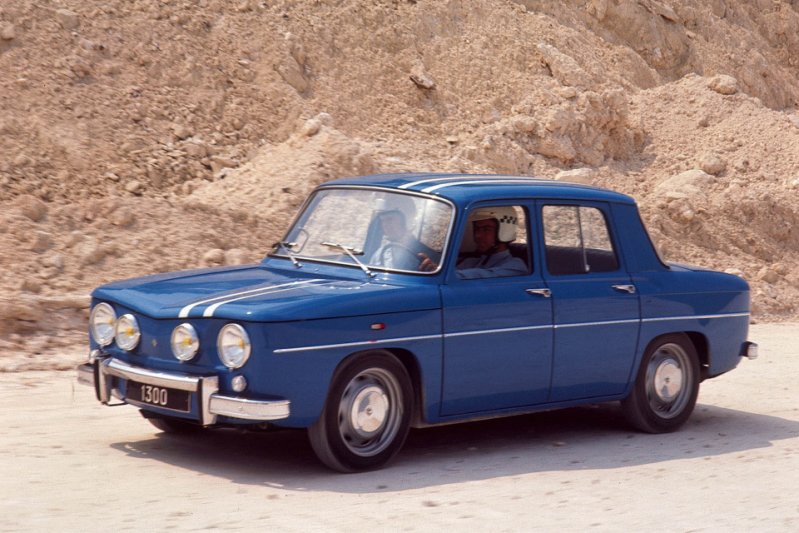 С 1962 года компания Renault приступила к производству еще двух заднемоторных седанов – модели 8 и более элитарной 10.