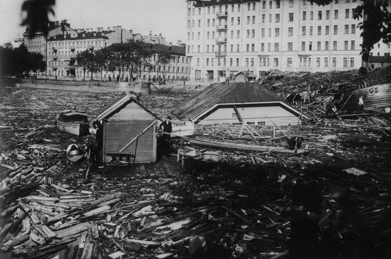Разбитые баржи, дебаркадер и смытые наводнением дрова на Малой Неве у Тучкова моста