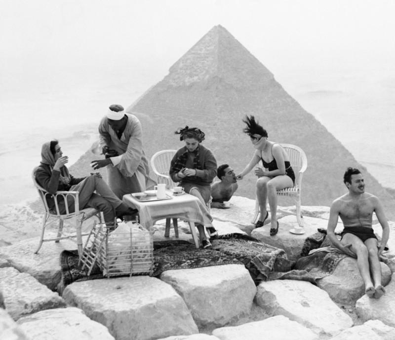 2. Пикник туристов на пирамиде в Гизе.
