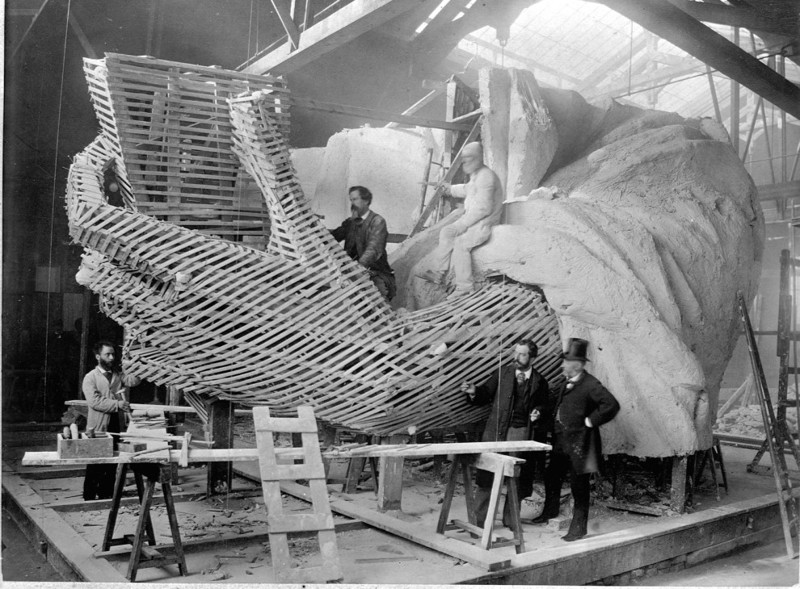 13. Мастера строят каркас и гипсовую оболочку левой руки статуи Свободы, Париж, зима 1882 года.