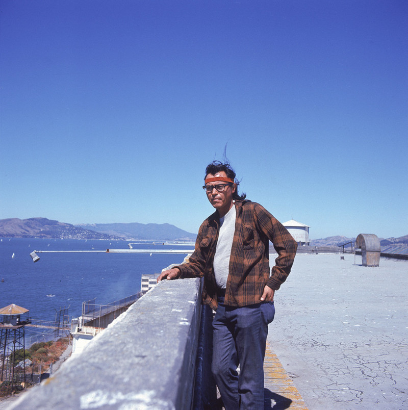 12. Коренной житель Америки стоит на крыше здания во время оккупации Алькатраса.