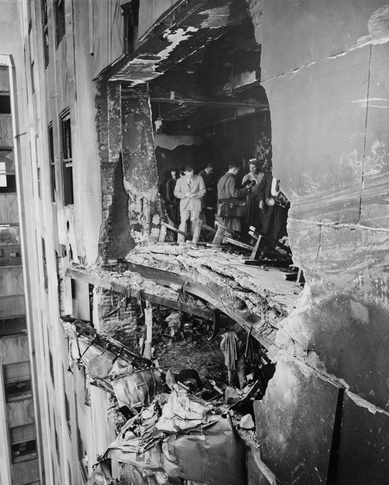 14. Последствия столкновения бомбардировщика В-25 с Эмпайр-Стейт-Билдинг, 1945 год.
