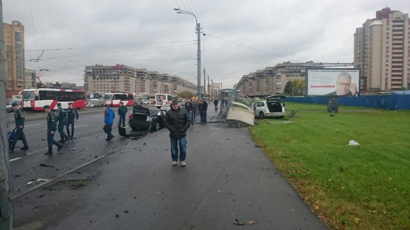 В результате, по данным «Водителя Петербурга», пострадали три человека — два пешехода и водитель «Ауди». Все в тяжелом состоянии.