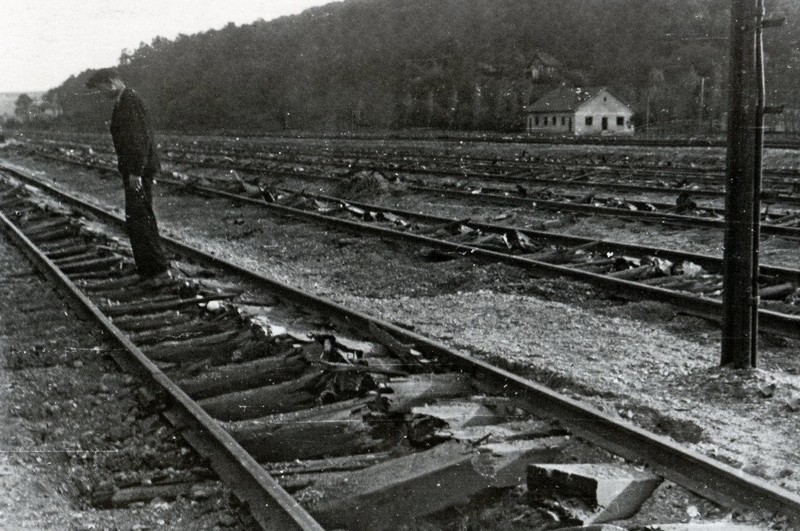 Разрушенные немцами пути на железнодорожной станции Топчидер в Белграде. 12.10.1944 г.