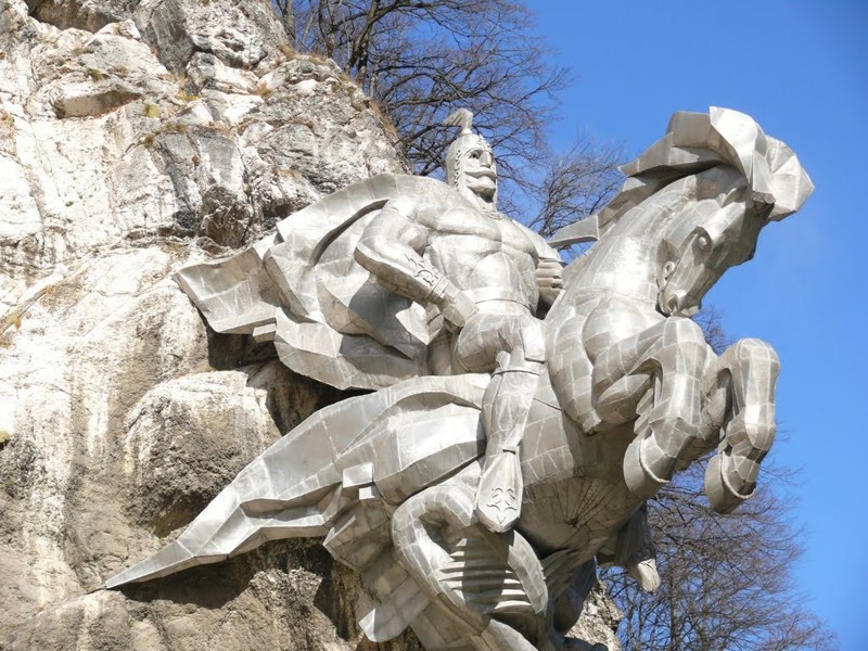 Памятник Ныхас Уастырджи или Георгию Победоносцу