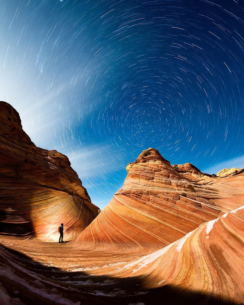 Песчаниковая скальная формация «Волна» в Аризоне выглядит чрезвычайно величественно на фоне звездного вечернего неба.