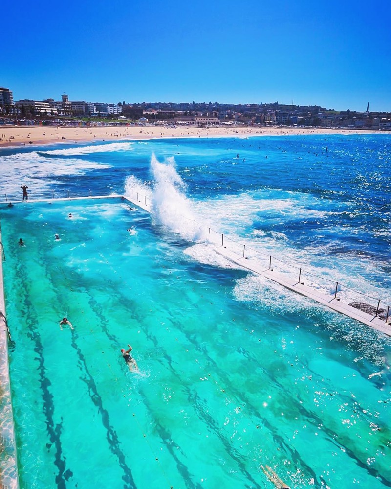 Эта фотография пляжа Бонди-Бич в Сиднее показывает захватывающий всплеск волн и ярко-голубую воду.