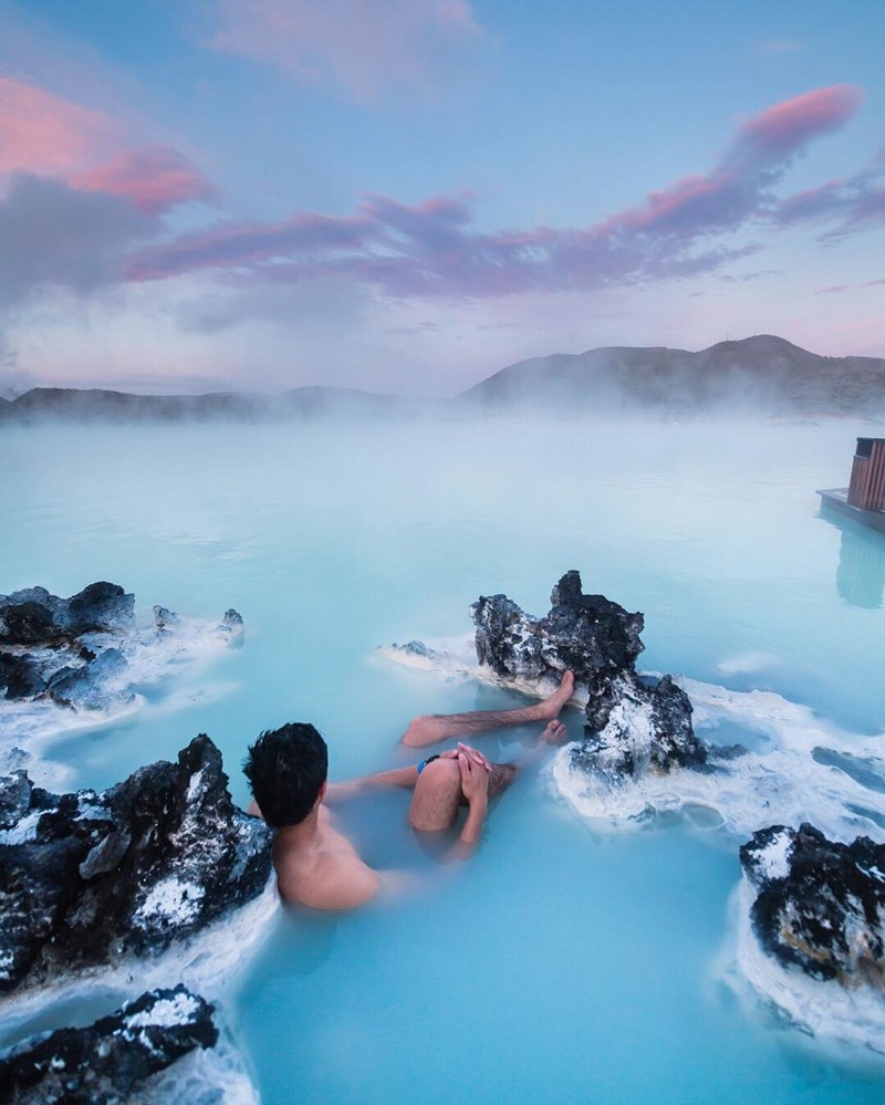 На этой фотографии воды голубой лагуны в Исландии выглядят привлекательными и безмятежными.