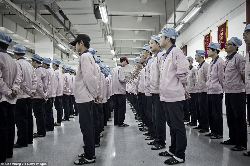 Как живут и работают сборщики iPhone на огромном заводе в Китае