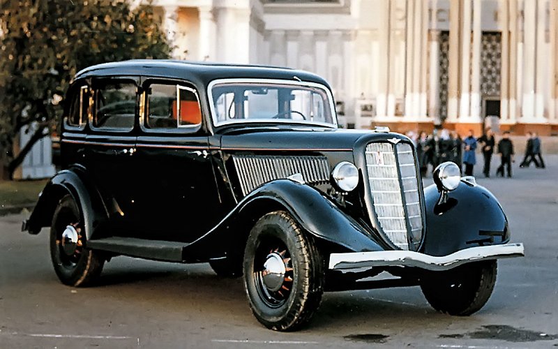 ГАЗ М-1, сделанный по лекалам Ford Model B 40A Fordor Sedan и получивший прозвище «черный воронок». Именно на таких автомобилях сотрудники НКВД приезжали за репрессируемыми.