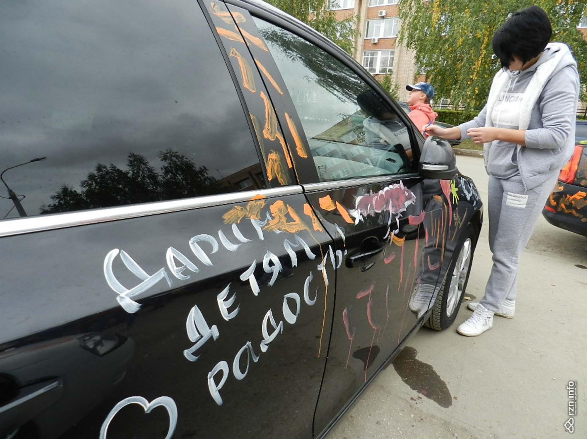 Машина волонтера. Машини волонтерів Закарпаття. Фото машин изрисованных бандеровцами Рязань. Что делать если подростки изрисовали машину.