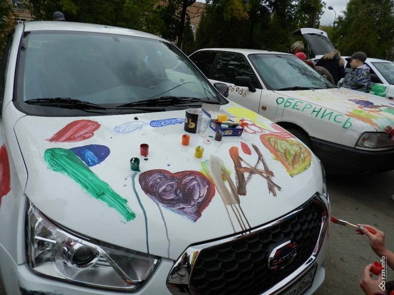 Машина волонтера. Дети разрисовали машину. Разрисовали Фольксваген Рязань. Мицубиси Разрисованная детьми. Волонтер на машине рисунок.