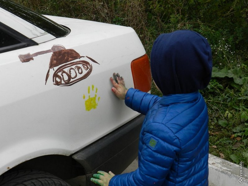 Машина волонтера. Дети разрисовали машину. Разрисовать машину детскую. Салон автомобиля ребенок изрисовал. Волонтер на машине.
