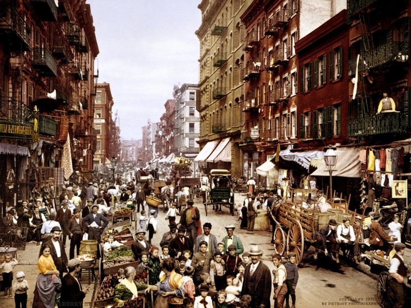 В период с 1870 по 1915 год население Нью-Йорка утроилось — выросло с 1,5 до 5 миллионов жителей. Это фото 1900 года запечатлело группу итальянских иммигрантов на одной из центральных улиц Нью-Йорка.