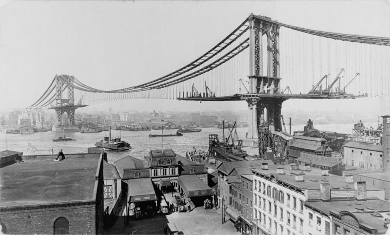 Большие деньги шли на возведение таких строений, как этот Манхэттенский мост (фото 1909 года), для того чтобы поддержать растущее население города.