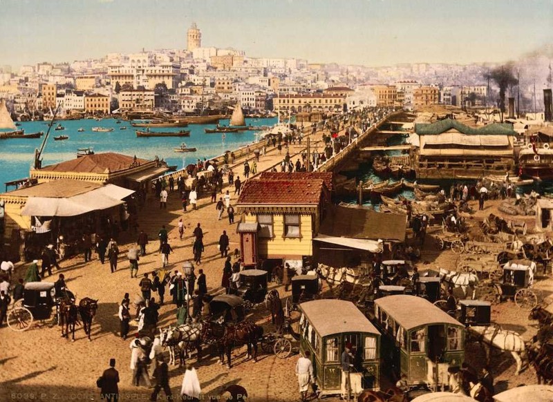 Начиная с 19-го века город все время расширялся. Торговый центр Стамбула расположился недалеко от моста Галата, который заново отстраивали пять раз за последние пять столетий.