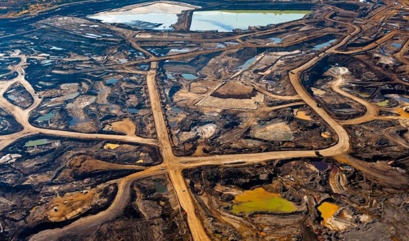 11. Добыча нефти из битумных песков в Альберте, Канада.