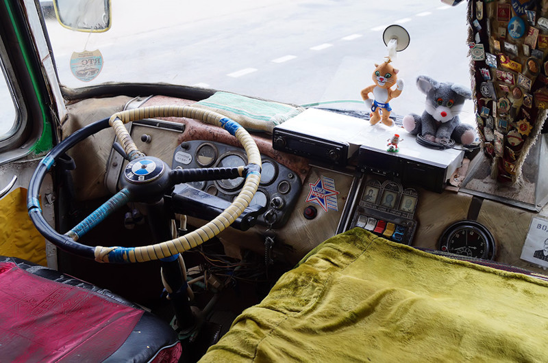 В распоряжении водителя — скромная приборка от 53-го ГАЗа, да мягкие игрушки...