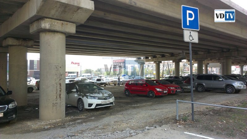 В Волгограде припаркованную прокурорскую ﻿машину залило бетоном