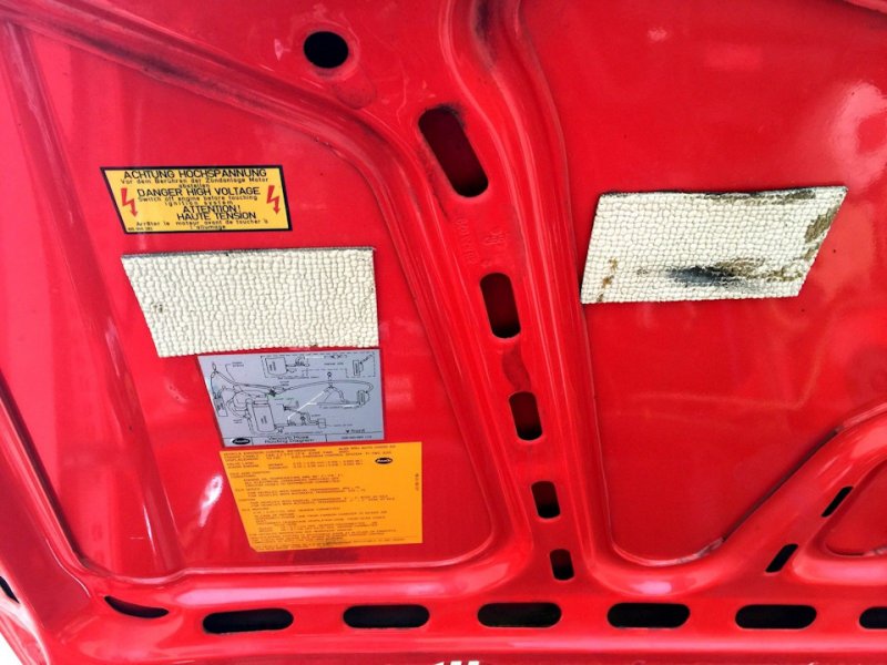 По словам продавца: Это практически "капсула времени", с оригинальными наклейками предупреждения под капотом, под крышкой багажника и проёме дверей.