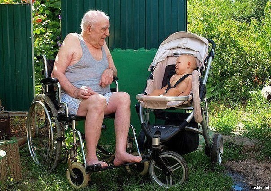 Навестите дедушку. Дедушка на коляске. Дед на инвалидной коляске. Бабка на коляске. Смешные старики.