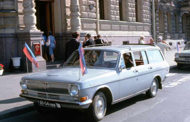 Пара «Волг» - такси и универсал.
