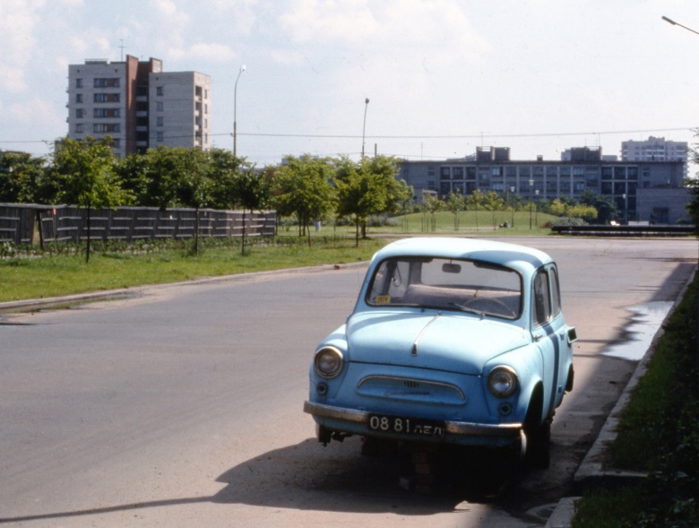 Брошенный 965-й «Запорожец» без колес.
