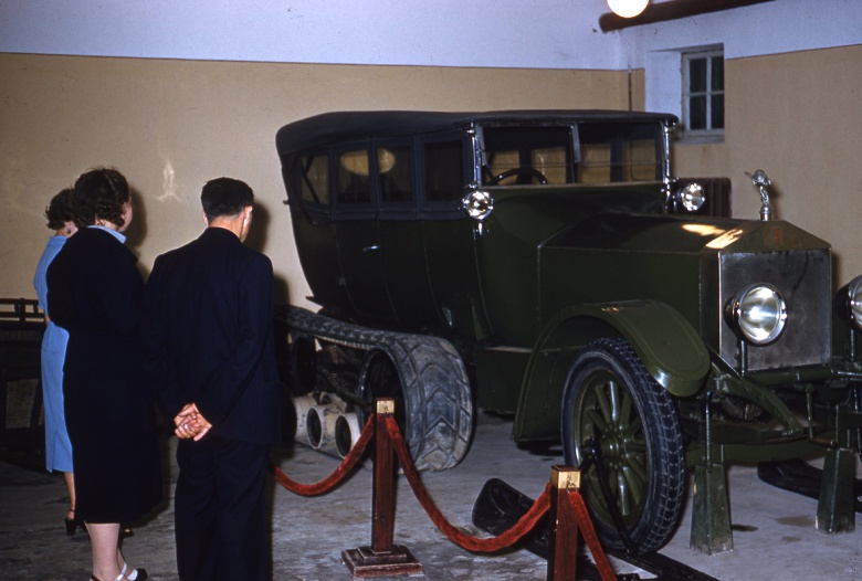 Ленинский колесно-гусеничный «Роллс-Ройс Кегресс» - этот экспонат определенно жив до сих пор, в отличие от людей в кадре с ним.