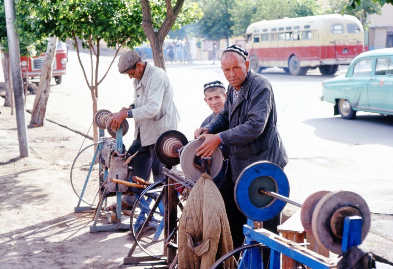 На заднем плане проезжает будущий ЛиАЗ – а пока ЗиС-158 на узбекских маршрутах и еще один автобус – знатоки, кто назовет его?